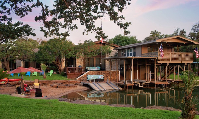 Kingsland House | SLEEPS 30 Chilled and heated pool, private beach with kayaks and paddle boards