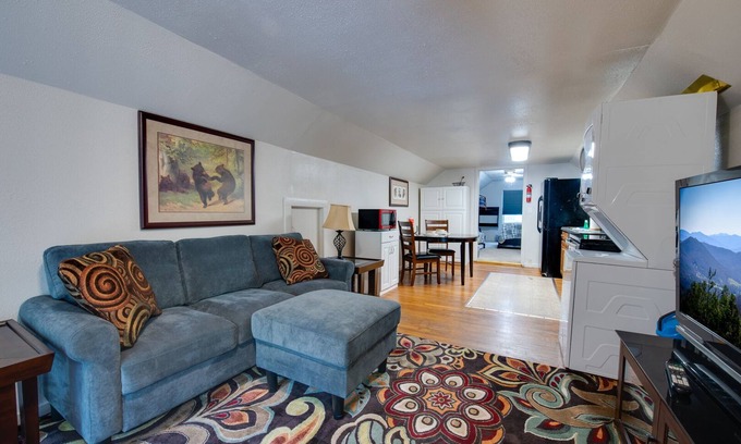 Knoxville Apartment | Sleeps 4 - Ask about 6-Month+ Discounts