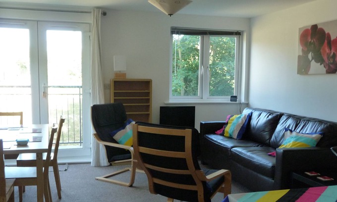 Exeter Apartment | Sleeps 5 , 2 bathrooms & free parking & a few minutes walk to city centre!