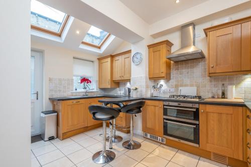 Wadsworth House | Sleeps 5 - 3 Bedrooms - walk to the square hosted Happy Valley cast