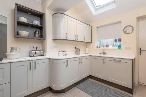 Wadsworth House | Sleeps 6 4 bedrooms 2 minute walk to the Square Hosted Happy Valley Cast