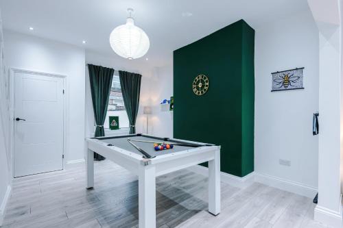 Salford Apartment | Sleeps 6, Pool Table, Free Parking, Perfect For Groups, Long Term Disc