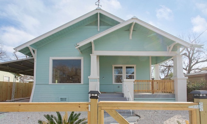Near East Side House | Sleeps 6 Walk to Alamodome Cowboy Pool