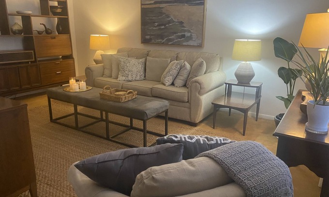 West Seneca House | Sleeps 7 - Midcentury Gem 10 min -Key Bank Ctr. , 20 min - Falls