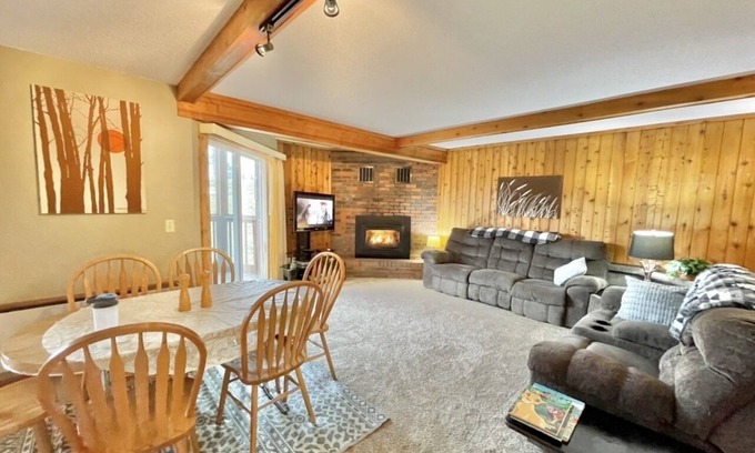 Hill City House | Sleeps 8. 3 Bedroom 2 Bath Better than any motel.