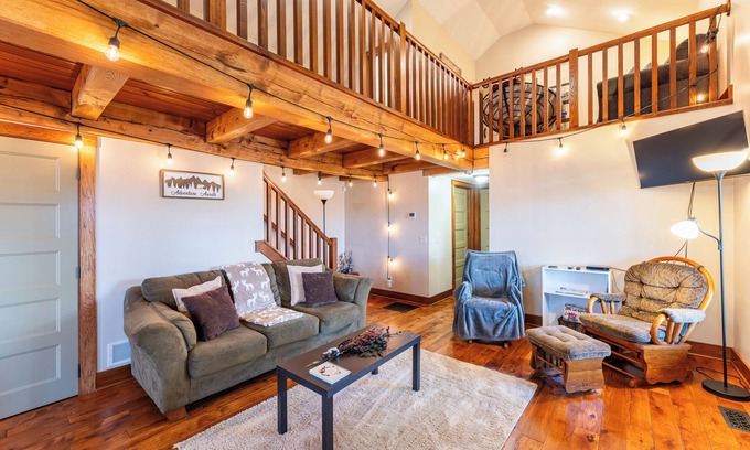 Dundee House | Sleeps 8, cozy, secluded