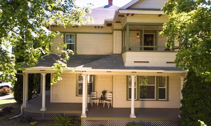 Walla Walla House | Sleeps up to 12 guests & walkable to Main Street!