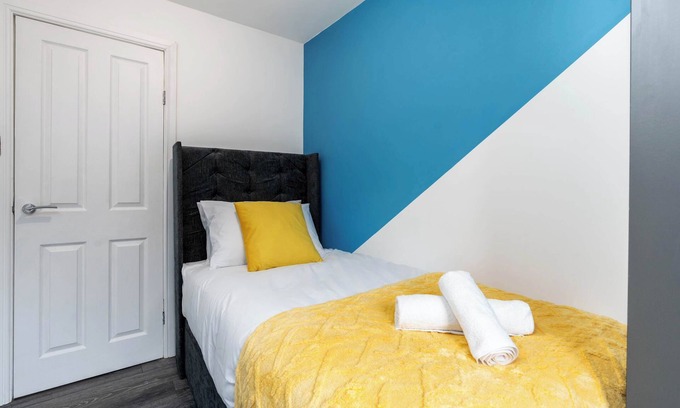 Sheffield Apartment | Sleeps up to 7 | 4BR 1BA | 15%OFF