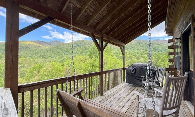 Maggie Valley Cabin | Sleepy Bear Log Cabin with View, WiFI
