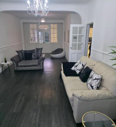 Redbridge House | Slendermorrs Palace