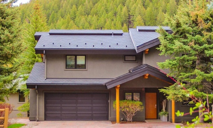 Warm Springs House | Slope-Side Chic: Home with Hot Tub