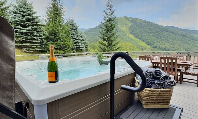 Central Vermont- Killington House | SlopeSide Chalet - Pool, Grill, Hot tub, Views!
