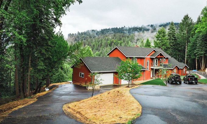 Pollock Pines House | Sly Park, Rubicon Trail, Hot Tub, Pool Table, Putting Green, BBQ, Deck, Sleeps10
