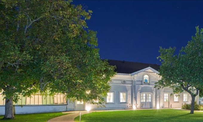 Baden Apartment | Small but Charming-Yellow Appartement