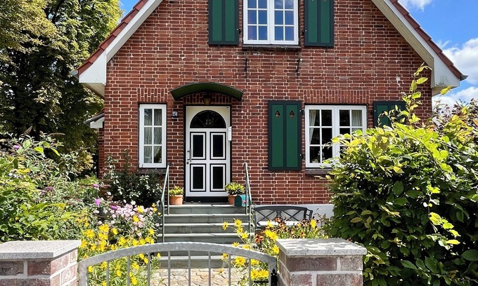 Eutin Apartment | Small country house pearl by the castle park and lake, in dreamlike nature!