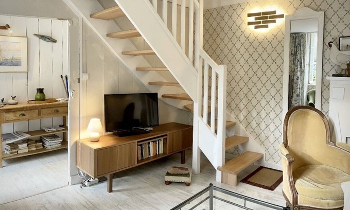 Saint-Coulomb House | Small gîte in beautiful grounds 1.5km from the beach