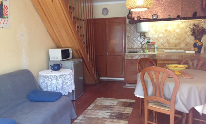 Montesquieu-des-Alberes House | Small house not overlooked in the old village of Montesquieu des Albères.