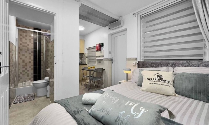 Maerdy Apartment | Small Studio Suite w/VIP lounge access - Maerdy