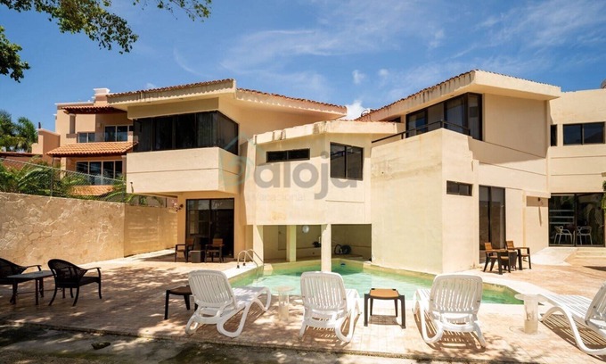 Punta Cancun House | Small suite with warmth