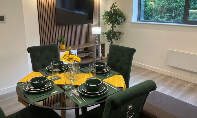 Great Linford Apartment | Smart, Secure, 4person Occupancy Apartment With Netflix & Amenities