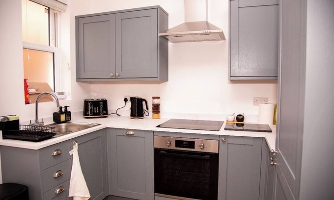 Rushmoor District Apartment | Smart Stay BnB | Fast WiFi | 3 Beds | Parking | Garden | Workspace