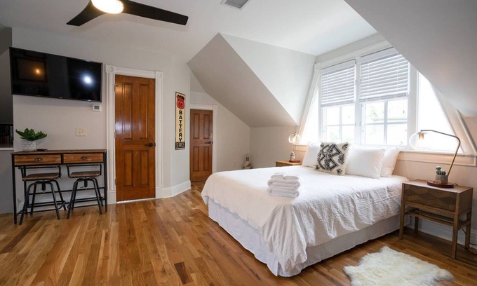 Five Points Apartment | Smiths Crescendo Summ