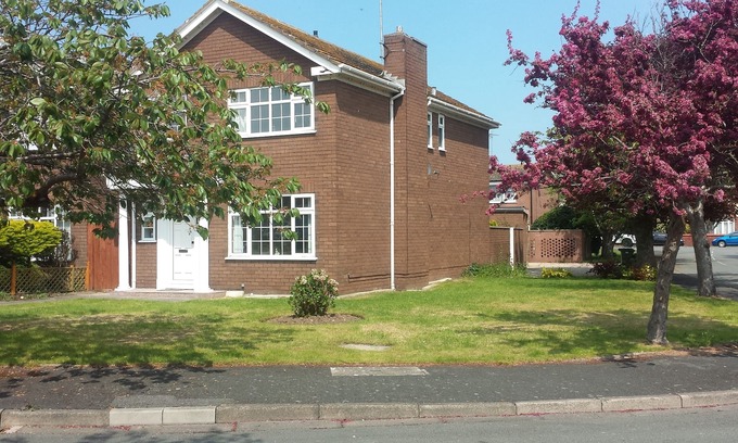 Rhyl House | Smitten cottage 6 guest Rhyl