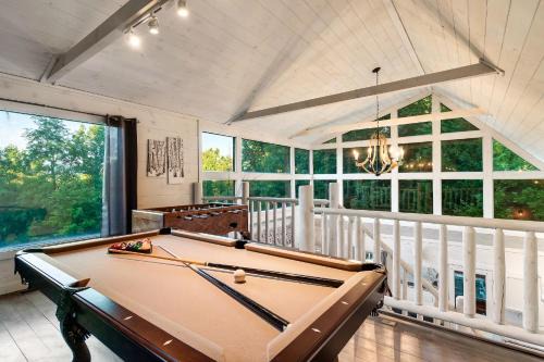 Gatlinburg - Pigeon Forge Ski Chalet | Smokies Getaway Special! Hot Tub, Games, Views & just 4 miles to Pigeon Forge!