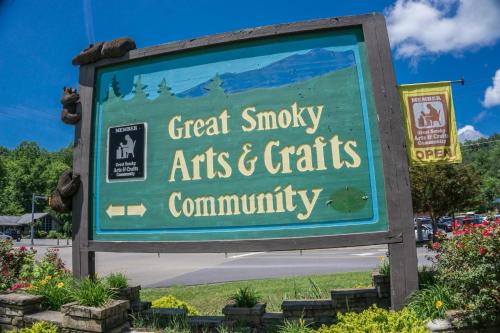 Gatlinburg - Pigeon Forge House | Smoky Mountain Pool Lodge by American Patriot Getaways