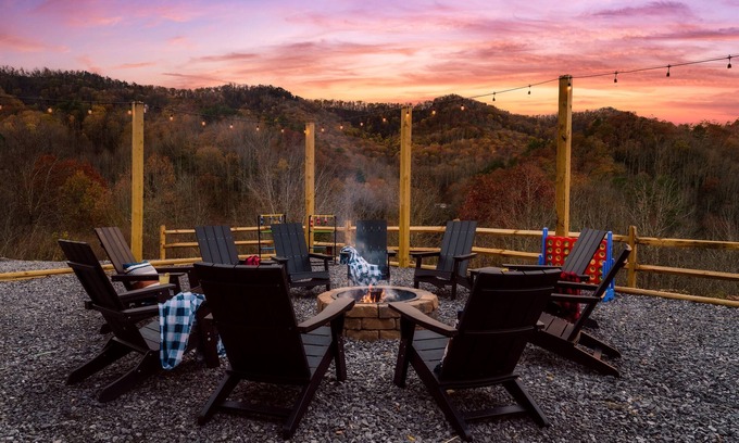 Gatlinburg - Pigeon Forge Cabin | Smoky Mtn -GameRoom,Theater,Firepit,HeatedPool&BBQ