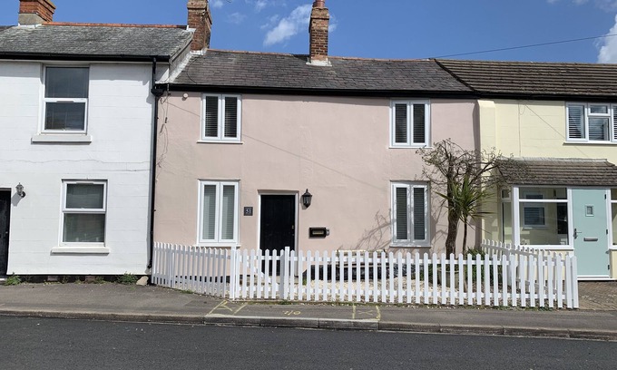 Christchurch Cottage | SMUGGLERS COTTAGE, pet friendly, with open fire in Christchurch