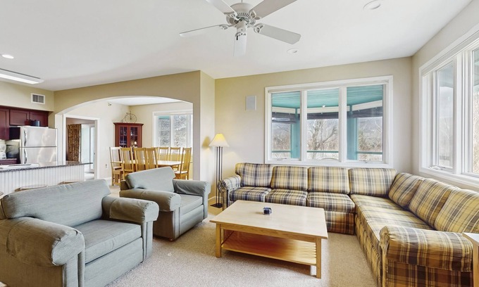 Jeffersonville Condo | Smugglers’ Notch mountain-view condo near skiing with pool & fireplace