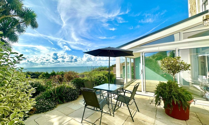 Ventnor Apartment | Smugglers View - sleeps 4 guests in 2 bedrooms