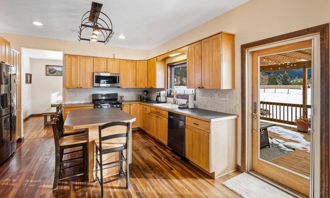 Bozeman House | Snow Creek-Perfect home for your families home base while exploring the area!