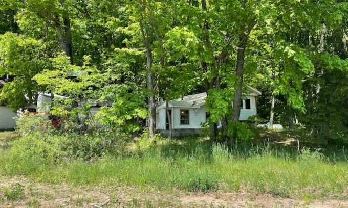 Gaylord Cabin | Snow is here over 3 feet -Snowmobile from your door - Scenic cottage on the lake