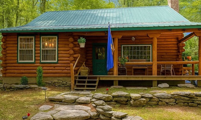 Wardsboro House | Snow Mountain Lodge- 6 miles from Mt Snow. Ski, Indoor Pool, Golf, Hike, Relax!
