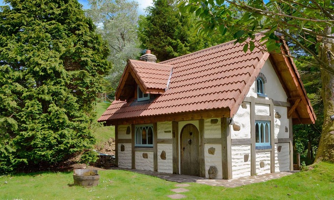 Mawr Cottage | Snow White's House - Farm Park Stay with Hot Tub, BBQ & Fire Pit