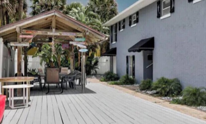 Flagler Beach Condo | Snowbirds save 50% clean,pet friendly,2 BR -50 ft from Flagler Beach downtown