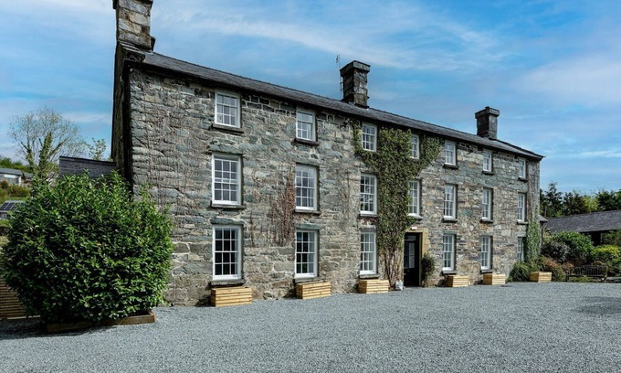 Dolgellau Cottage | SNOWDONIA MANOR, pet friendly, character holiday cottage in Dolgellau