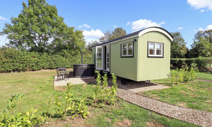 Ashby cum Fenby Cottage | SNOWDROP, romantic, with hot tub in Waltham