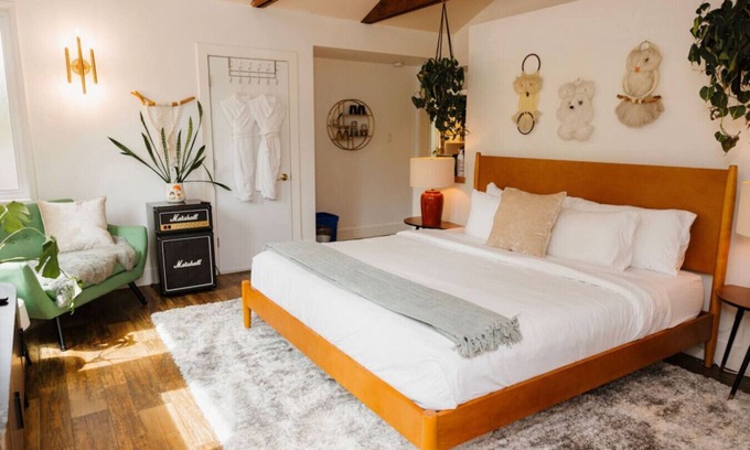 Tofino Condo | Snowy Owl Suite - Sleeps 2 - Downtown Tofino