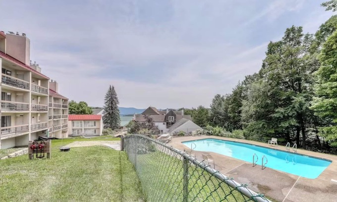 Warren Condo | Snowy Paradise Awaits: Walk to Sugarbush Mountain