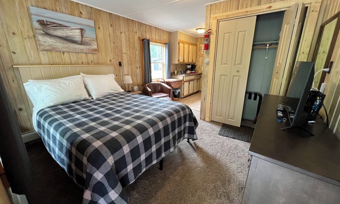 Lake Shore Apartment | Snug as a Bug Studio-style Motel on The Gull Lake Trail in Lake Shore WiFi, AC