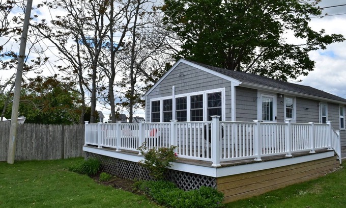 Snug Harbor Cottage | Snug Harbor Waterfront Cottage Pet Friendly