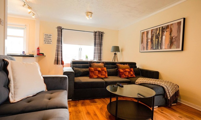 Chapelhall Apartment | Snug Modern Apartment