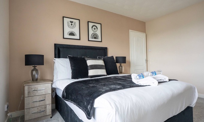 Bathgate House | Snug Modern Home in Bathgate