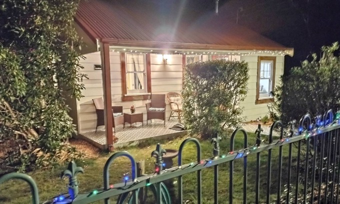Katoomba Cottage | Snuggle Inn Cosy Mountain Charmer Fireplace Garden Close to walks/cafes