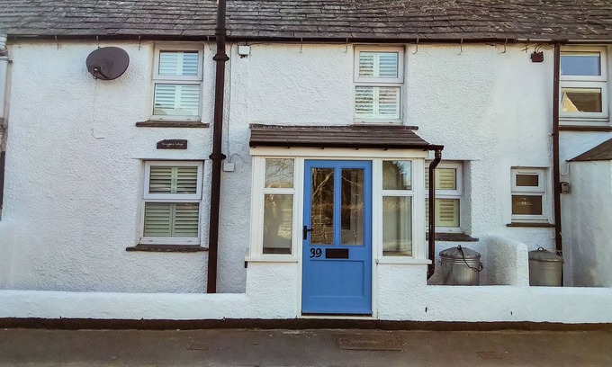 Delabole Cottage | SNUGGLERS' COTTAGE, pet friendly, with open fire in Delabole