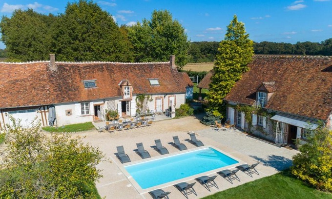 Saint-Maurice-sur-Aveyron Villa | So Villa Bergerie 45 - Heated pool - Soccer - Jacuzzi - 1h30 from Paris - 30 beds