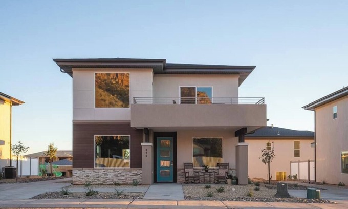 Hildale House | So Zion Coral Cliffs, 4Bed, 3Bath, Hot Tub, Deck, Fire Pits, Mountain View